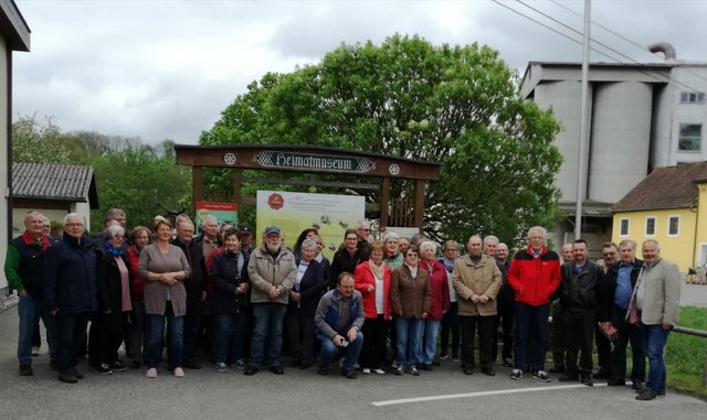 Die Waldbesitzer der Partnergemeinde Pressig vor unserem Heimatmuseum.  | Foto: Gmeinde