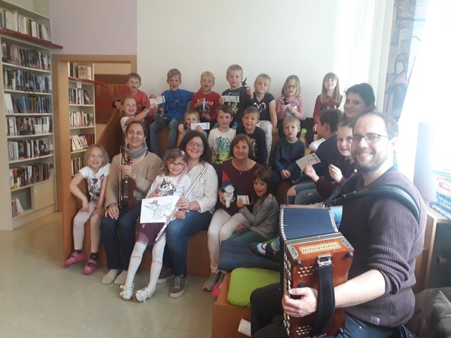 Die Kinder waren von der Lesung und der Musik fasziniert. | Foto: KK