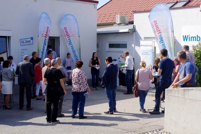 Besucher der Hausmesse bei der Glücksradverlosung.