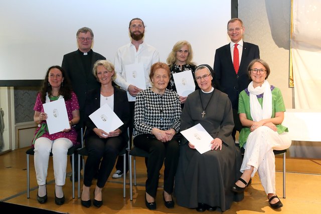 1. Reihe: Gabriele Schaller, Christine Grüll, Elisabeth Maria Ploier, Klara Maria Falzberger, Marika Mayrdorfer-Muhr.
2. Reihe: Diözesanbischof Manfred Scheuer, Martin Berndorfer, Brigitte Elsener, Landeshauptmann Thomas Stelzer.