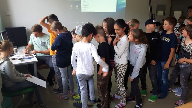 Stefan Brennsteiner beim Autogramme schreiben... | Foto: Hilfwerk Salzburg