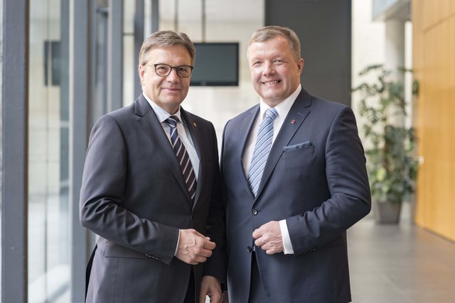 LH Günther Platter und Wissenschaftslandesrat Bernhard Tilg rufen Studierende auf, sich für den Euregio- JungforscherInnen-Preis zu bewerben.
