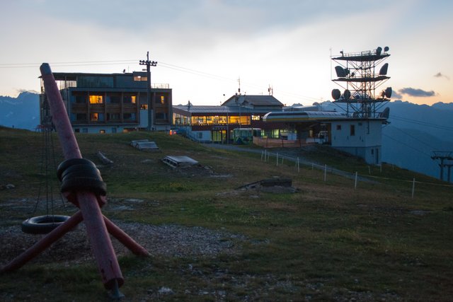 Bergstation und Gipfelhütte in Richtung Norden bei Abenddämmerung. Rechts vom Aufnahmestandpunkt ist die Mulde des Zeltlagerplatzes (hier außerhalb des rechten Bildrandes).
Empfehle Vollbildmodus, dazu bitte in das Bild hinein klicken und dann kann die gesamte Galerie im Vollbildmodus betrachtet werden.