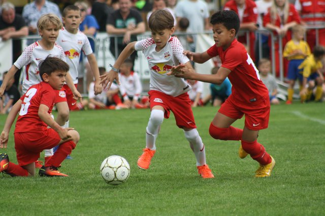 Unter den Augen von Ex-Profi Alexander Zickler lieferte sein Sohn Leon (m., weiß) eine starke Finalpartie ab.