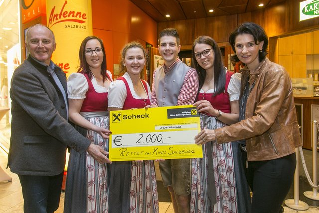 LR a.D. Sepp Eisl (Präsident von RETTET DAS KIND SALZBURG), Anna Wagner, Sophia Bruckmoser, Markus Ertl, Julia Pöschl, Mag. Andrea Drexel (Geschäftsführerin RETTET DAS KIND SALZBURG) | Foto: EUROPARK/wildbild