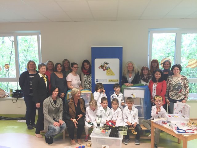 Kindergärtnerinnen aus Strem und Mattersburg wurden in die Forscherboxen eingeschult, die IV und Raiffeisen zur Verfügung stellten. | Foto: Industriellenvereinigung Burgenland