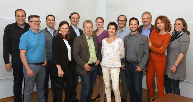 Die 9 Gemeinderäte und Parteimitglieder der Wahllisten
Von L nach R.: Thomas Falch, UI; Michael Schmid, WIR; GR Martin Perschl, WIR; GR Claudia Mauser-Fessl, UI; GR Wolfgang Gössinger, WIR;
GR Bruno Mittermaier, UI; Birgit Fürhacker, WIR; GfGR Susanne Müllebner, UI; GR Rainer Wernhart, WIR; Alexander Hösch, WIR;
GfGR Rudi Kaudela, WIR; GR Doris Luser-Chouker, mhum; GR Helene Ullram-Angerer, WIR.
