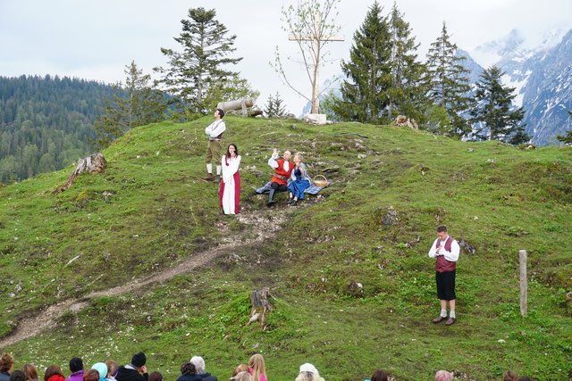 Traumhaftes am Berg, ganz nach dem Geschmack des Publikums (v.l.n.r.): Albin Winkler (Demetrius), Maria Kaindl (Hermia), Georg Anker (Theseus), Susanne Anker (Hippolyta), Markus Mader (Lysander). 