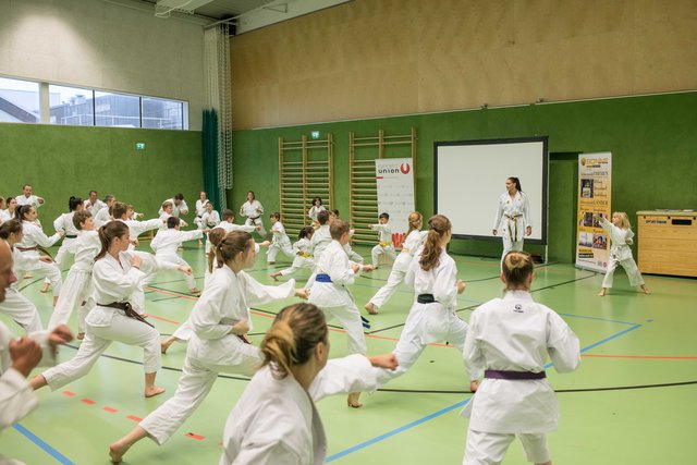 Die Teilnehmer waren begeistert vom Training mit der Karate-Weltmeisterin Alisa Buchinger. | Foto: Armin Mösinger