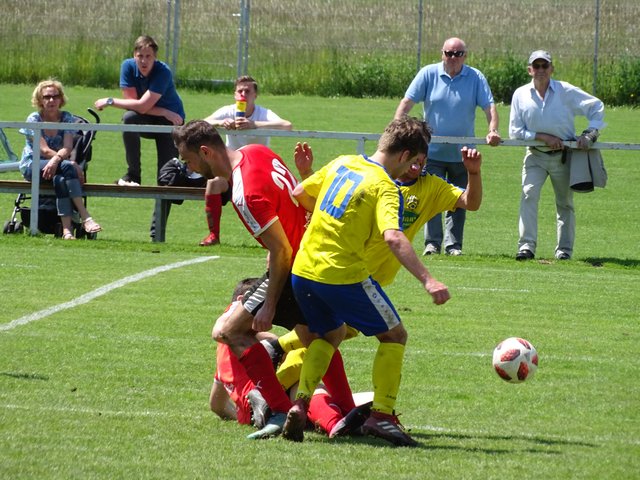 Maria Gail (rot) und Wernberg - zeigen den Zuschauern neben einem spannenden Spiel auch den gordischen Bein-Knoten ;-)