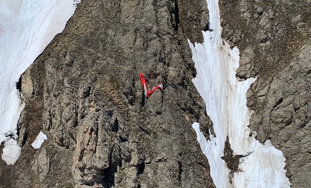 St. Anton am Arlberg: Der Tiroler Gleitschirmpilot musste in felsigem Gelände notlanden. | Foto: ZOOM.TIROL