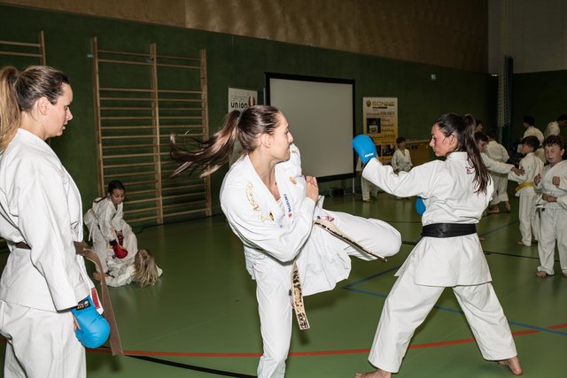 Alisa Buchinger gab Tipps und Tricks an die begeisterten Teilnehmer weiter. | Foto: Armin Mösinger