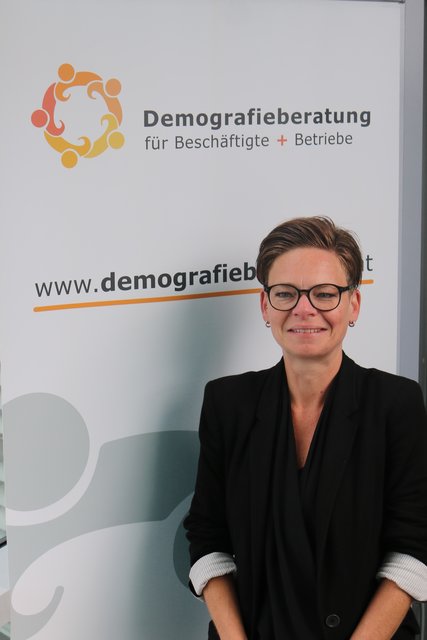 Das Angebot eines Arbeitsplatzes, an dem man Beruf und Familie gut vereinbaren kann, gehört bereits heute zum Standard-Repertoire und wird in Zukunft noch wichtiger. Vor allem, weil solch eine lebensphasenorientierte Arbeitsplatzgestaltung der jüngeren Generation immer wichtiger wird", sagt die Expertin Gerlinde Braumiller von der Demografieberatung.