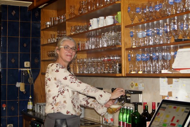 Das letzte Bier in alter vertrauter Umgebung gezapft: Karin Siegl