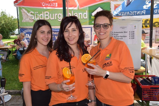 In Orange bewirteten die Mitarbeiterinnen und Mitarbeiter des Verschönerungsvereins Limbach die Gäste.