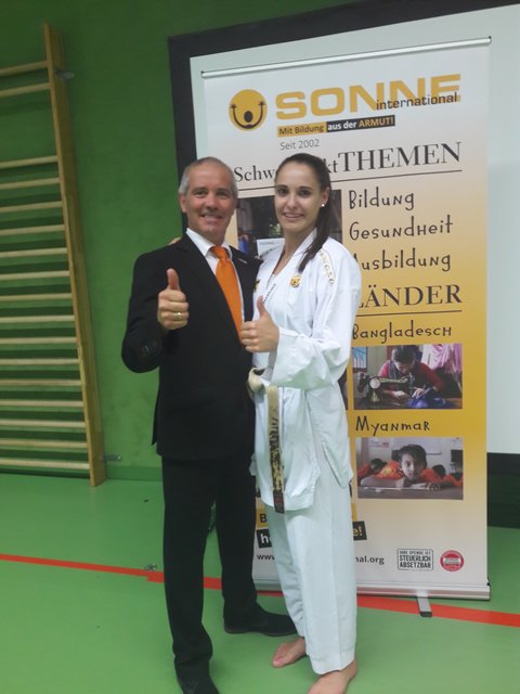 Josef Renz und Alisa Buchinger unterstützen das Projekt der Hilfsorganisation SONNE-International. | Foto: Renz