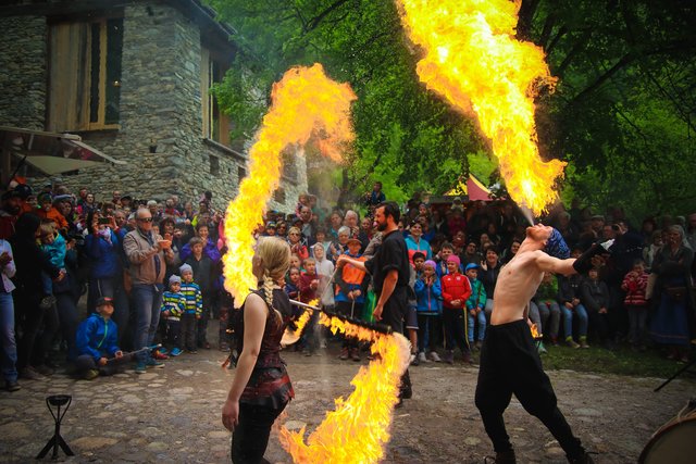 Die spektakulären Feuershows faszinierten die Besucher. | Foto: TVB Tiroler Oberland-Blitzlicht-Design