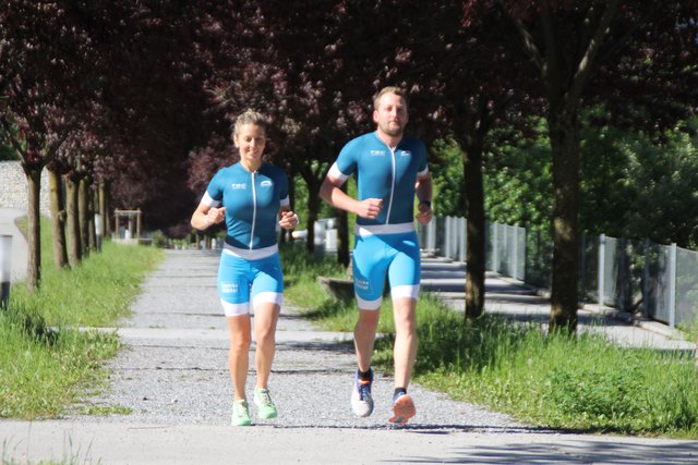 TSC-Obmann Philipp Tiefenbrunn (r.) und Eva Hergel auf dem Weg über die beliebte Talkessel-Laufrunde.