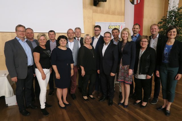 August Wöginger (7. v. r.) und Christine Haberlander (5. v. r.) mit dem neuen ÖAAB-Bezirksteam | Foto: ÖAAB