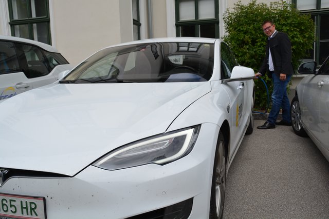 Elektrisierend: Moststraße-Geschäftsführer Christian Haberhauer tankt den "Test-Tesla" beim Haus Mostviertel in Öhling.