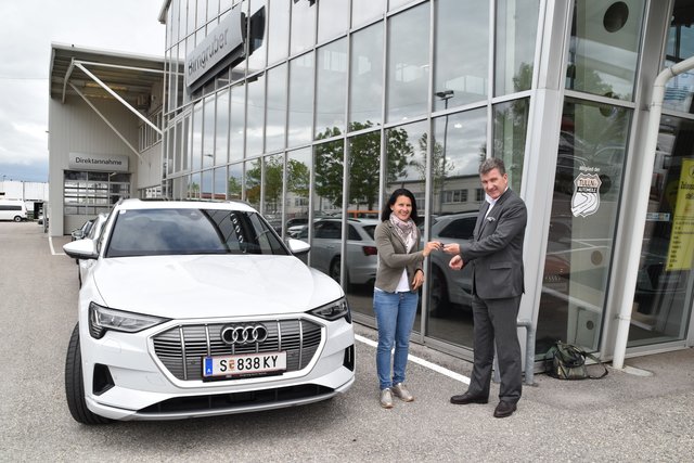 Schlüsselübergabe: Redakteurin Karin Zeiler mit Audi-Markenleiter Michael Rummel.