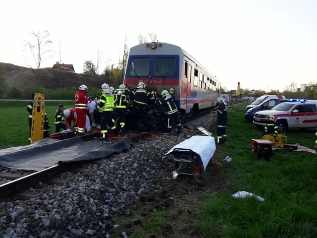 Rückblick: Am 19. April 2018 halfen die Einsatzkräfte mit Hochdruck zusammen, um die beim Bahnübergang in Aurolzmünster Verunglückte aus dem Auto zu bergen.