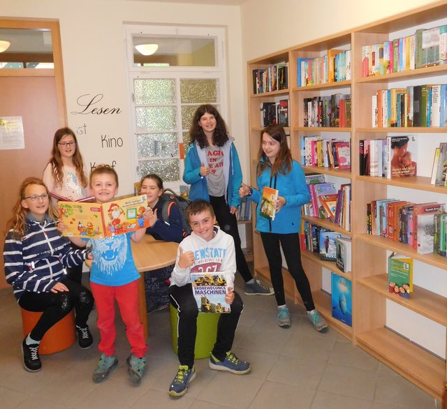 Junge "Leseratten" im Kulturdorf: Die Kinder genießen das tolle Ambiente in der neuen Bibliothek beim Kindergarten. | Foto: Brigitte Gnadenberger