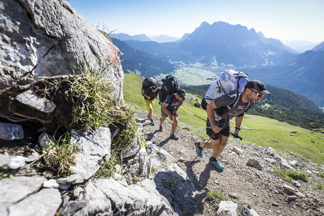 Zu Fuß und mit dem Paragleiter geht es von Salzburg nach Monaco. | Foto: zooom/Harald Tauderer