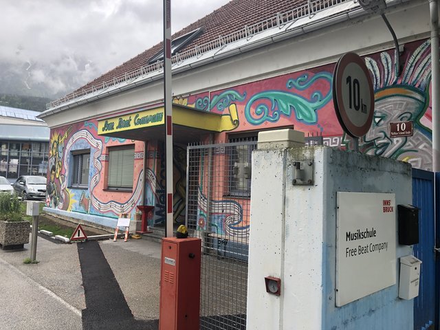 In der Matthias-Schmid-Straße 10 befindet sich bereits die Free Beat Company (offene Trommelgruppe für alle Jugendlichen und Erwachsenen) – eine soziale Einrichtung der Stadt Innsbruck.