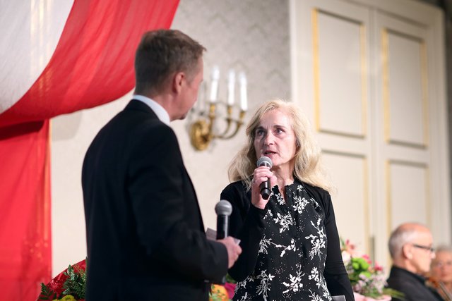 Landeshauptmann Thomas Stelzer verlieh den Eduard-Ploier-Preis 2019 an Brigitte Elsener.