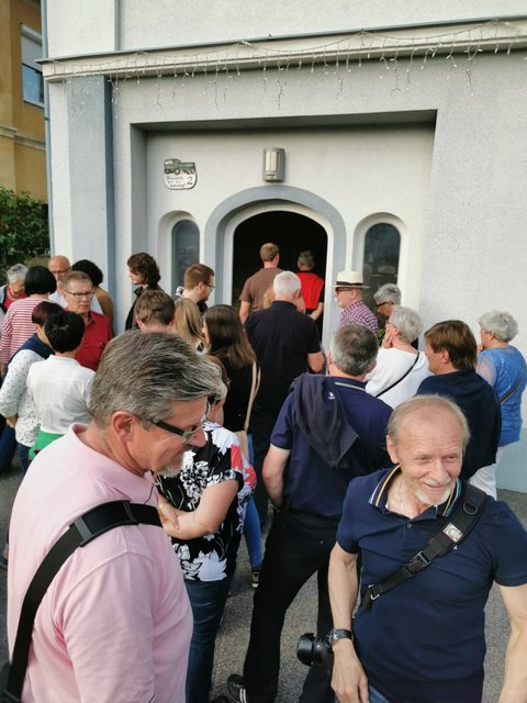 Im Hof der Familie Szep - sie gewährten Einblick ins alte Kellergemäuer | Foto: Mit BiSS zur Kultur in Rechnitz
