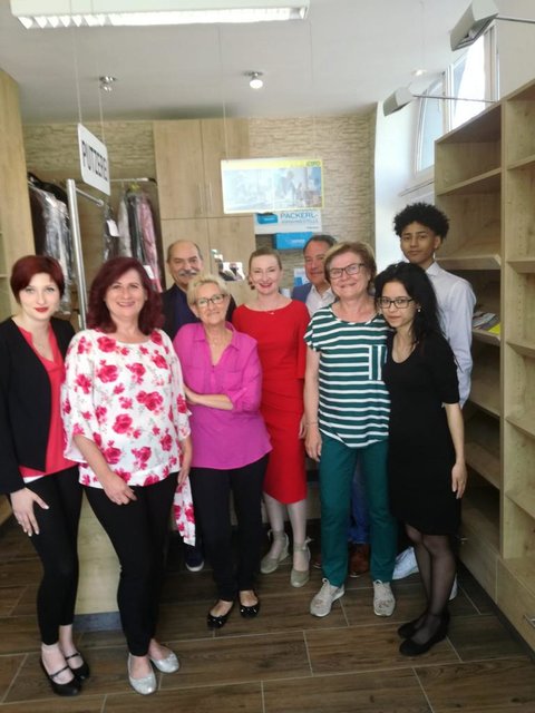 Inhaberin Petra Maria Paulhart mit ihrem Sohn Keanu, ihren Mitarbeiterinnen Tanja Widhalm, Sabine Stephan, Karin Tagwerker, Asena Cokgezen sowie Vizebürgermeister Hubert Hauer, Bürgermeisterin Helga Rosenmayer und Stadtrat Thomas Miksch.