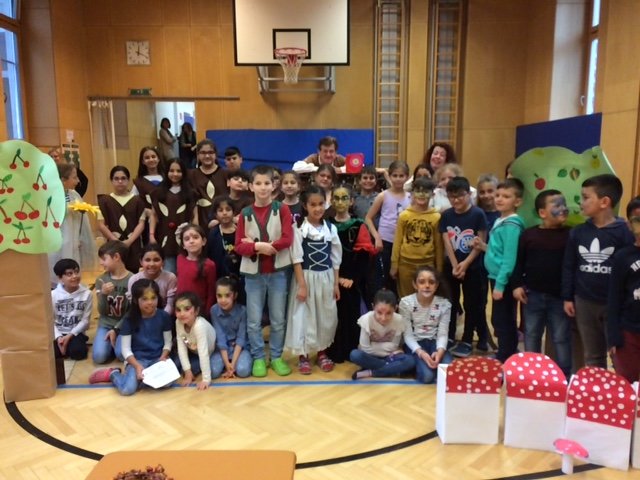 Bei der Opernaufführung durften die Kids Schauspielluft schnuppern und selbst auf der Bühne stehen.