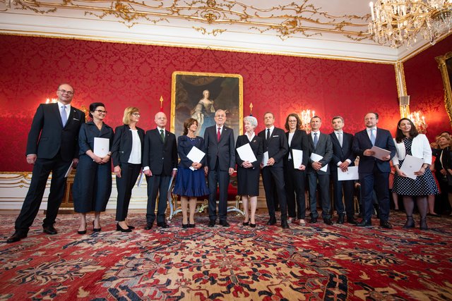 Bundesregierung und Präsident: Reichhardt, Zarfl, Patek, Jabloner, Bierlein, Van der Bellen, Udolf-Strobl, Müller, Rauskala, Starlinger, Peschorn, Schallenberg und Stilling (v.l.).