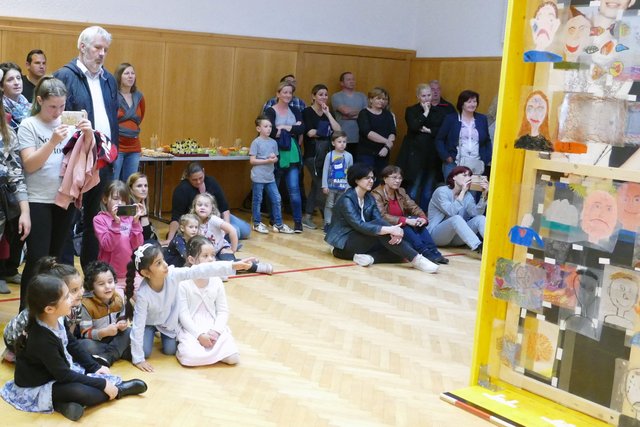 Kinderfreude und -leid im Dialog: Mit hintereinander aufgehängten Transparent-Porträts vermittelten die Schüler Kinderleben heute und in der NS-Zeit.