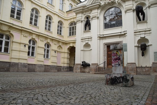 Das Kunstwerk "Best before" steht im Innenhof des Landhauses.