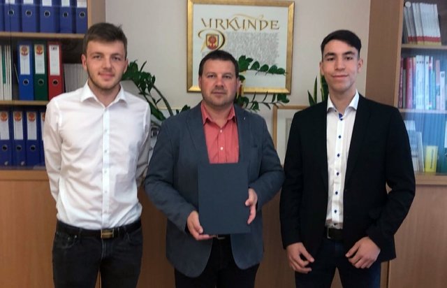 Marvin Baumgartner, Bürgermeister Werner Gabrie und Leoreim Avdyli (v.l.) bei der Übergabe der Diplomarbeit  | Foto: HTL Pinkafeld/Hofbauer
