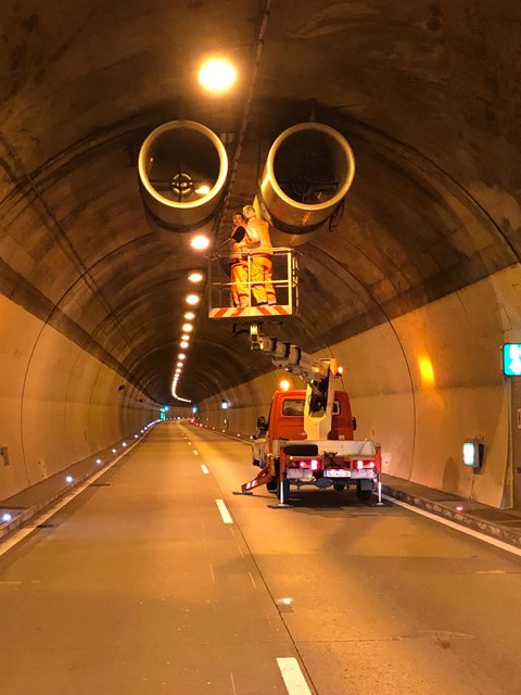 Die Wartungsarbeiten bei den Tunnellüftern sind voll im Gange. | Foto: Asfinag