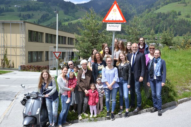 Eltern, Lehrkräfte, Schüler und Gemeindepolitik sind Stolz auf das selbst gestaltete Schild beim Elisabethinum. | Foto: HLW Elisabethinum