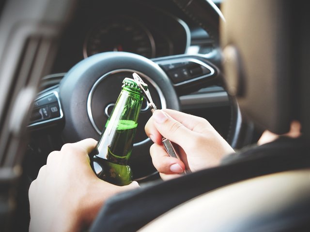 Neben der ständigen Gefahr eines Unfalls ist Alkohol am Steuer häufig der Grund für den Entzug des Führerscheins.