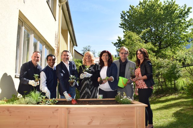 Pflanzten im Hochbeet für die "Glückskinder" Erdbeeren: G. Vallant, J. Merit, G. Joham, C. Arpa, H. Joham, C. Müller und S. Schatz (von links)