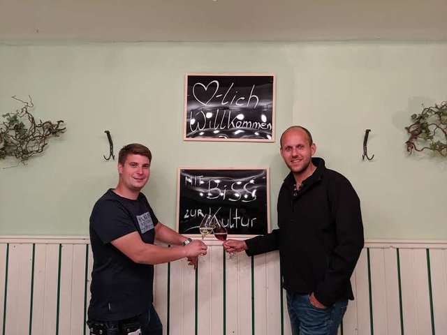 Ausklang beim Weinbau Wanger! 
Bernd Wanger und Obmann Daniel Karacsonyi | Foto: Mit BiSS zur Kultur in Rechnitz