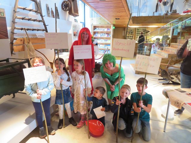 Waltraud Schopf (li.) als Hexe Conny Klax und Valerie Böckel als Waldgeist Hullewulle bauten mit den Kindern ihr eigenes Städtchen Drumherum. | Foto: Museumshof Kammern