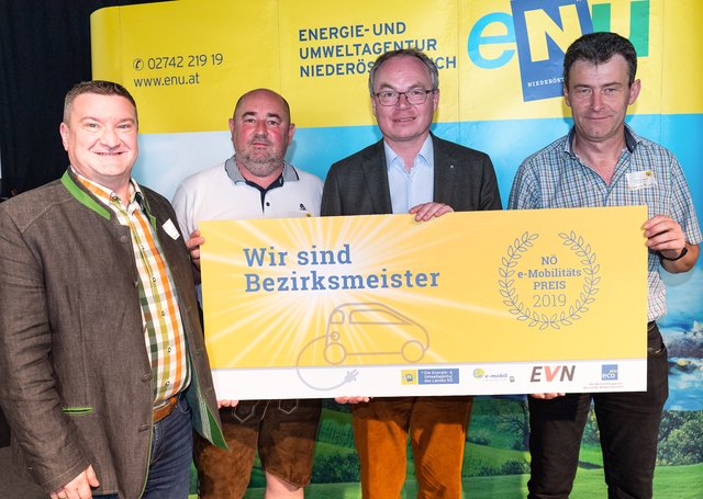LH-Stellvertreter Stephan Pernkopf mit den erfolgreichen Viehdorfern: Franz Eder, Andreas Teufl und Paul Kleindl. | Foto: NLK Burchhart