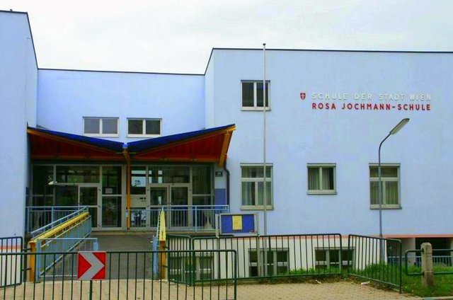 Vor der Volksschule Rosa Jochmann wird es ab Schulbeginn eine Schulstraße geben – für mehr Sicherheit.