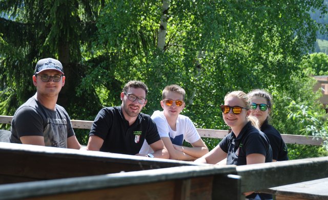 Bei strahlendem Sonnenschein galt es am Vormittag sechs Wissensstationen zu bewältigen. (v. l. n. r. Stationsjuror Stefan Gruber, Benedikt Weißacher, Marcel Gainschnigg, Gertraud Lienbacher und Kristina Hettegger)