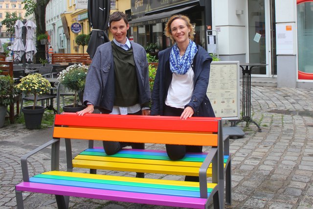 Neos Wieden Klubobfrau Henrike Brandstötter (l.) und Bezirkschefin Lea Halbwidl (SPÖ, r.) am Rilkeplatz. | Foto:  BV 4/Steinschaden