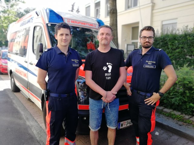 Freudiges Wiedersehen: Günter Hittinger (m.) verdankt Simon Exenberger (l.) und Lucas Angelo sein Leben.