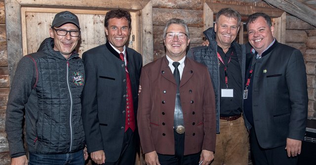 Gerhard Meister (Blasmusikverband Zillertal und Organisator Blasmusikfestival), Max Stock, (Geschäftsstellenleiter Sparkasse Mayrhofen), Ernst Hutter (Orchesterleiter „Die Egerländer Musikanten“), Bgm. Franz Hauser (Obmann des Blasmusikverbandes Zillertal und Organisator Blasmusikfestival) und Andreas Hundsbichler (TVB Obmann Mayrhofen-Hippach) (v.l.)
