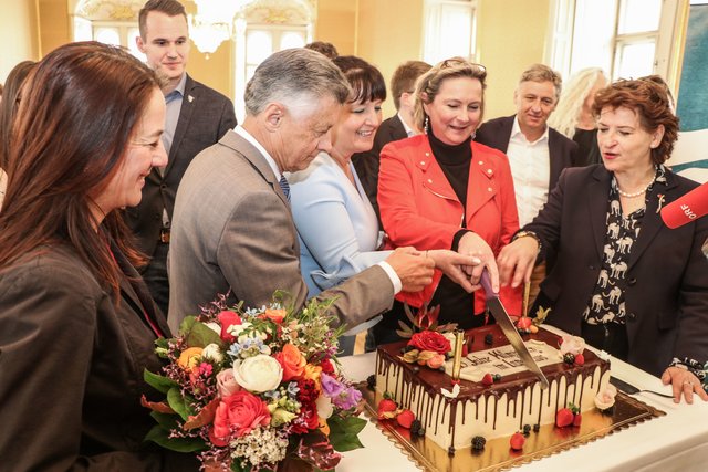Grund zu feiern: Die Torte zum Jubiläum wurde von Daniela Köck (beteiligung.st), Gerhard Kurzmann, Manuela Khom, Bettina Vollath (Landtagspräsidium) und Landesrätin Ursula Lackner angeschnitten. | Foto: LT-Stmk